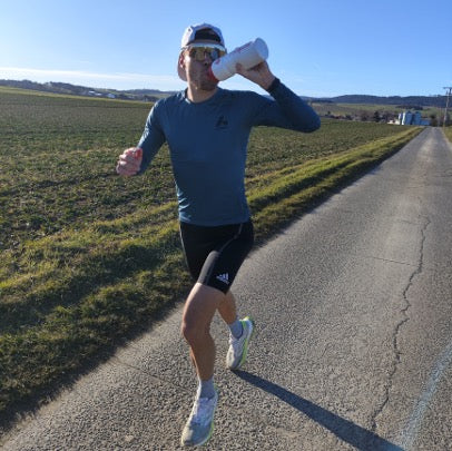 Jonas Hoffmann mit Flasche