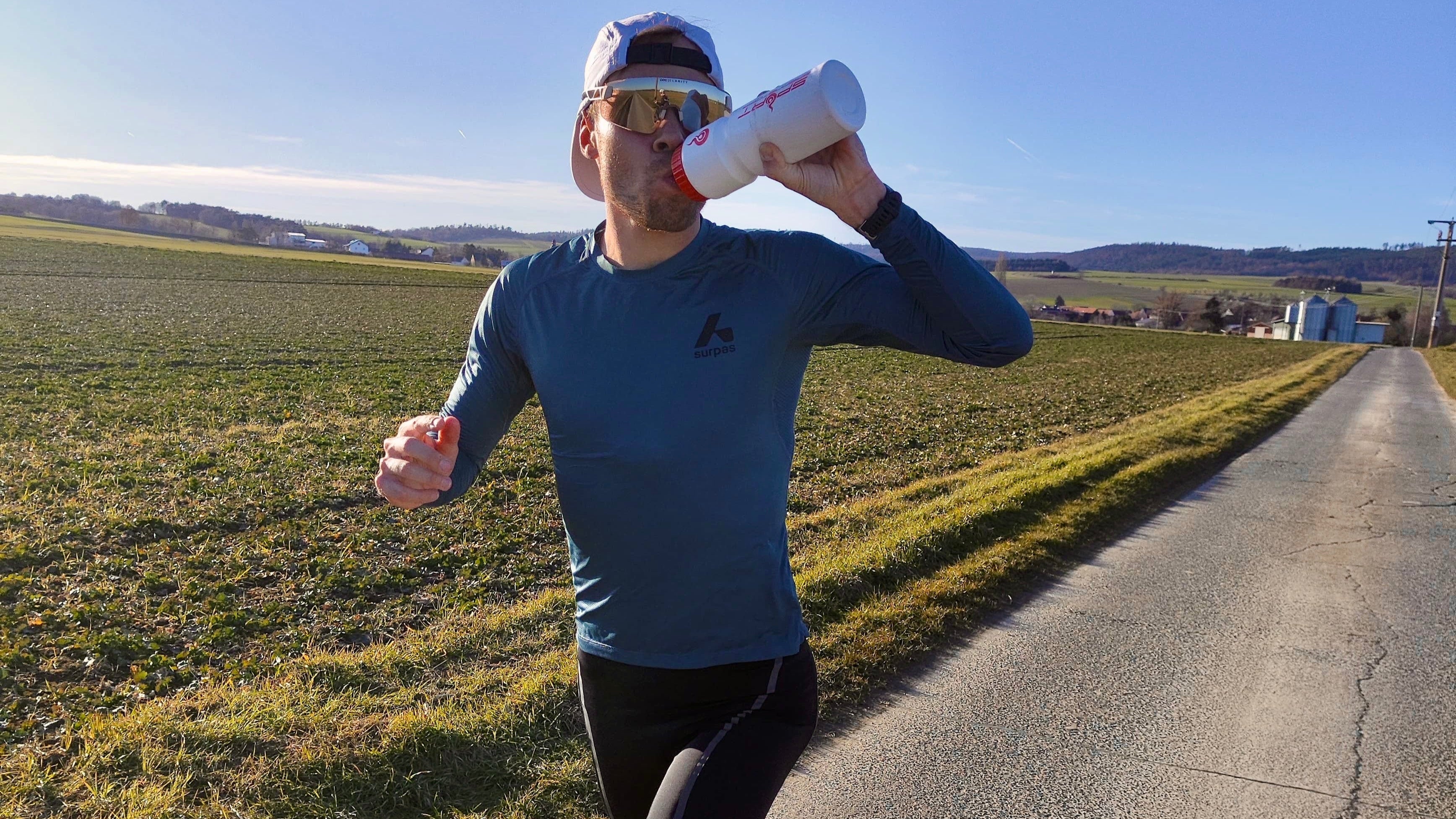 Jonas Hoffmann mit Flasche