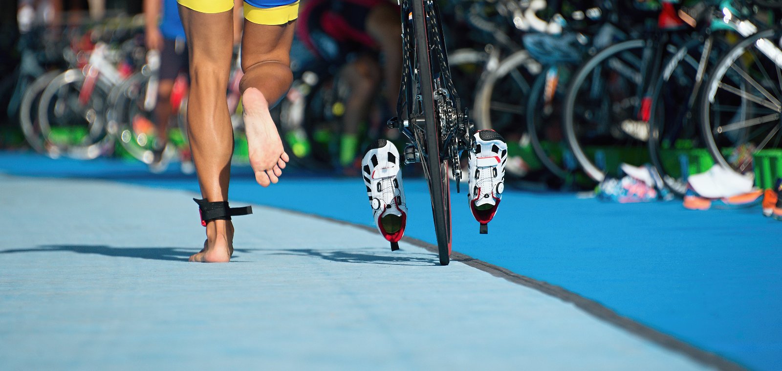 Bild zeigt Triathleten in der Wechselzone